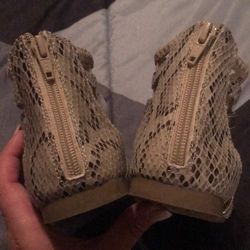So Gladiator Sandals with Original Box - Picture 5 of 8